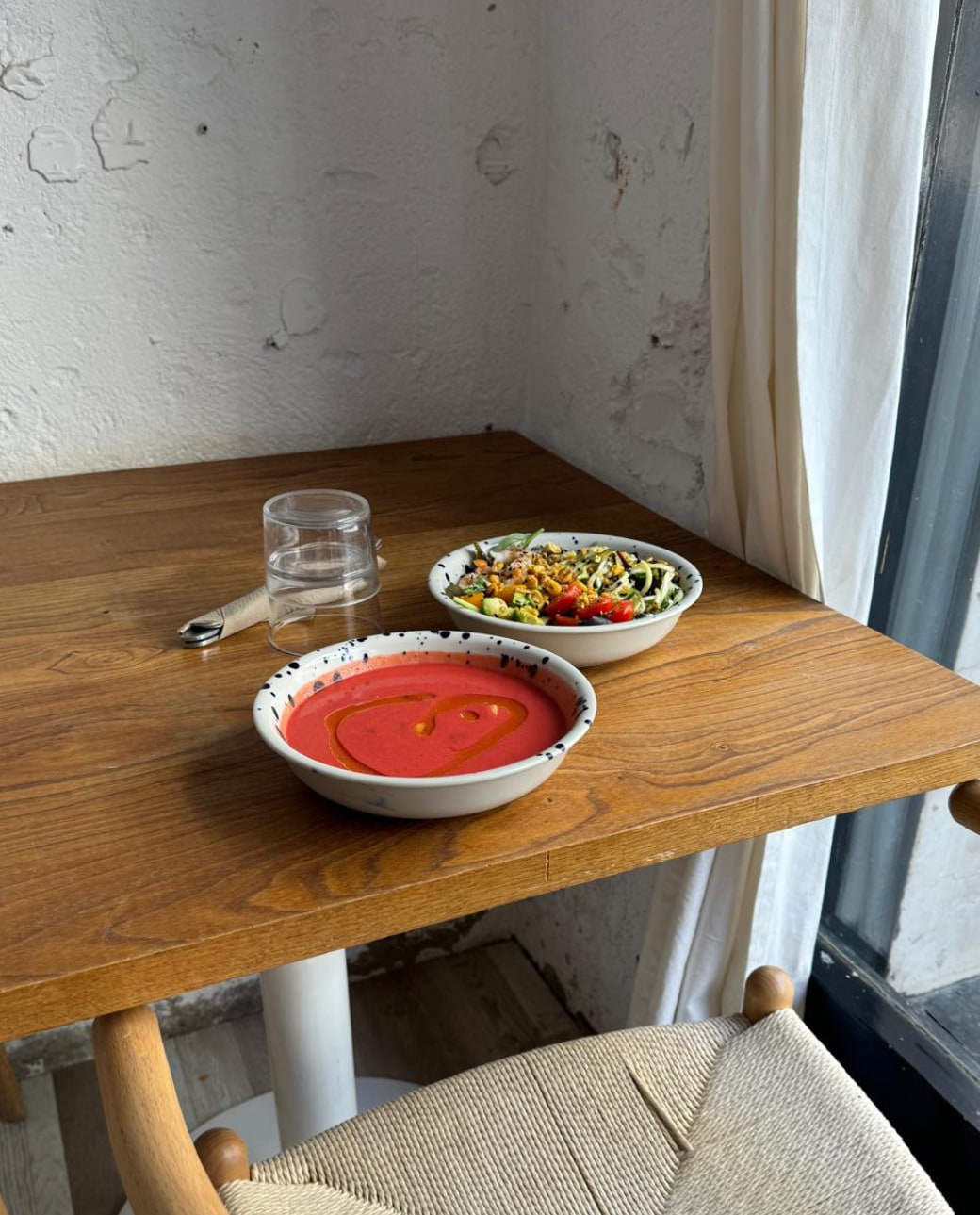 Plato saludable servido en The Loft