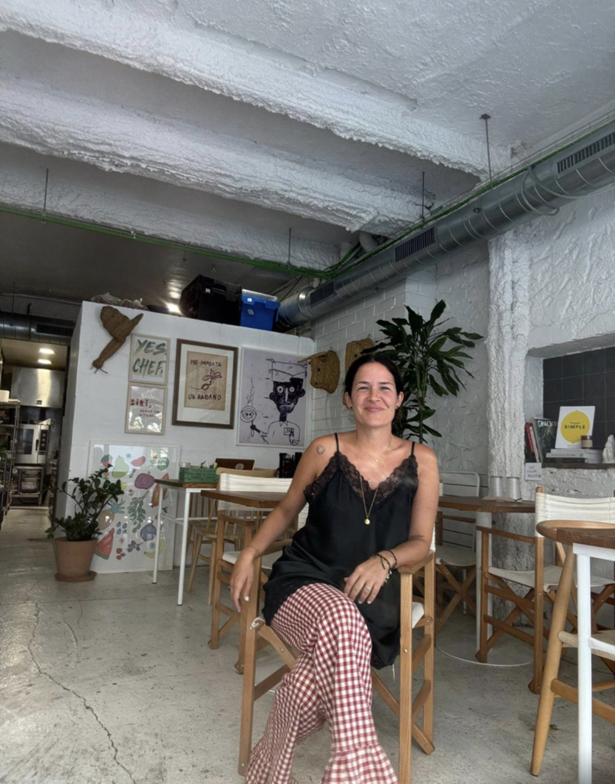 Foto de Alba Niubo fundadora de The Loft sentada